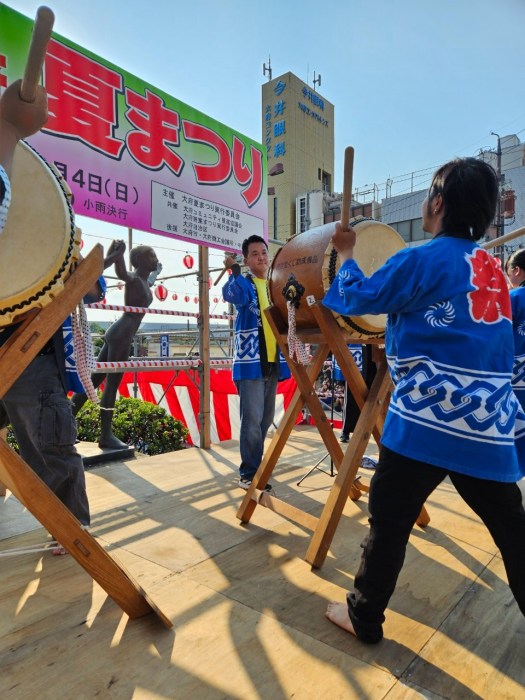 やぐら上で太鼓をたたく画像。夏まつりの太鼓演者募集。
